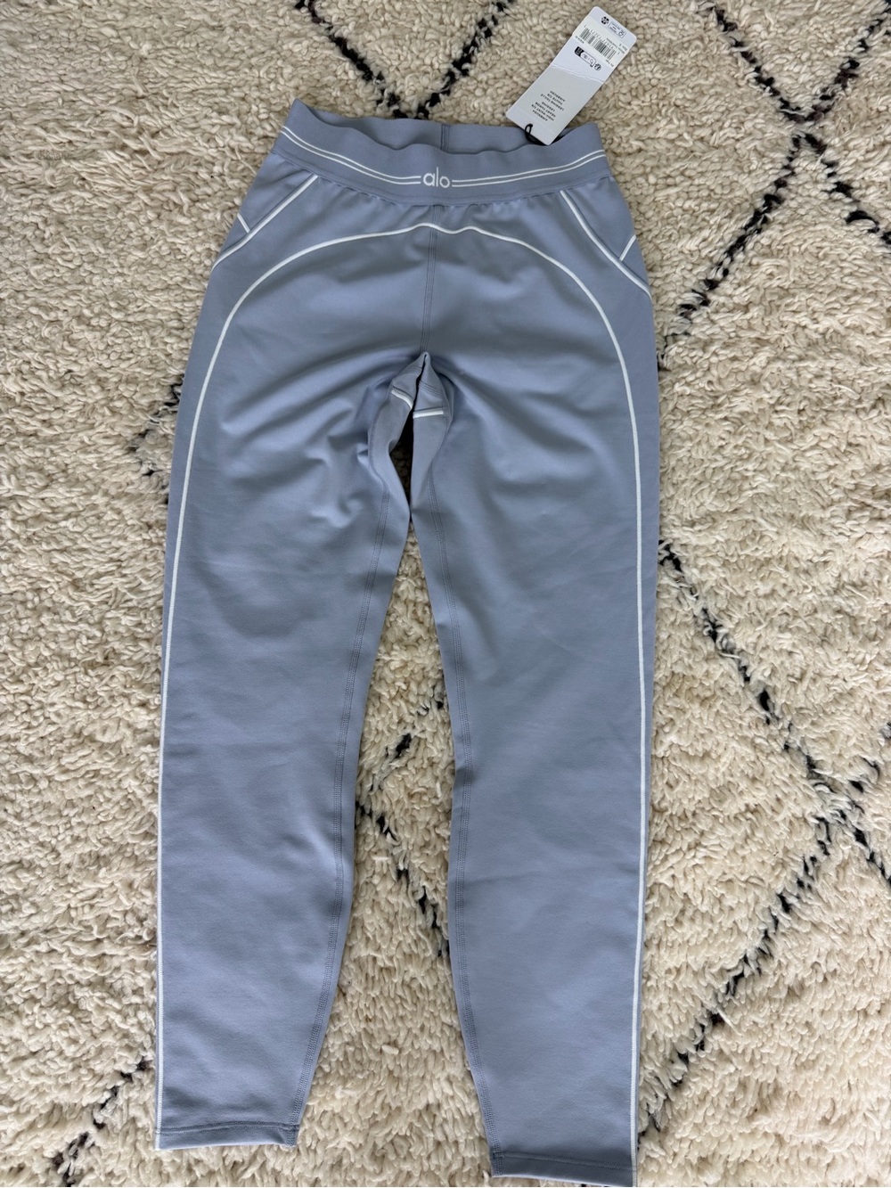 ALO Yoga winter ❄️ frost Heartthrob Leggings with White Piping NWT size Small